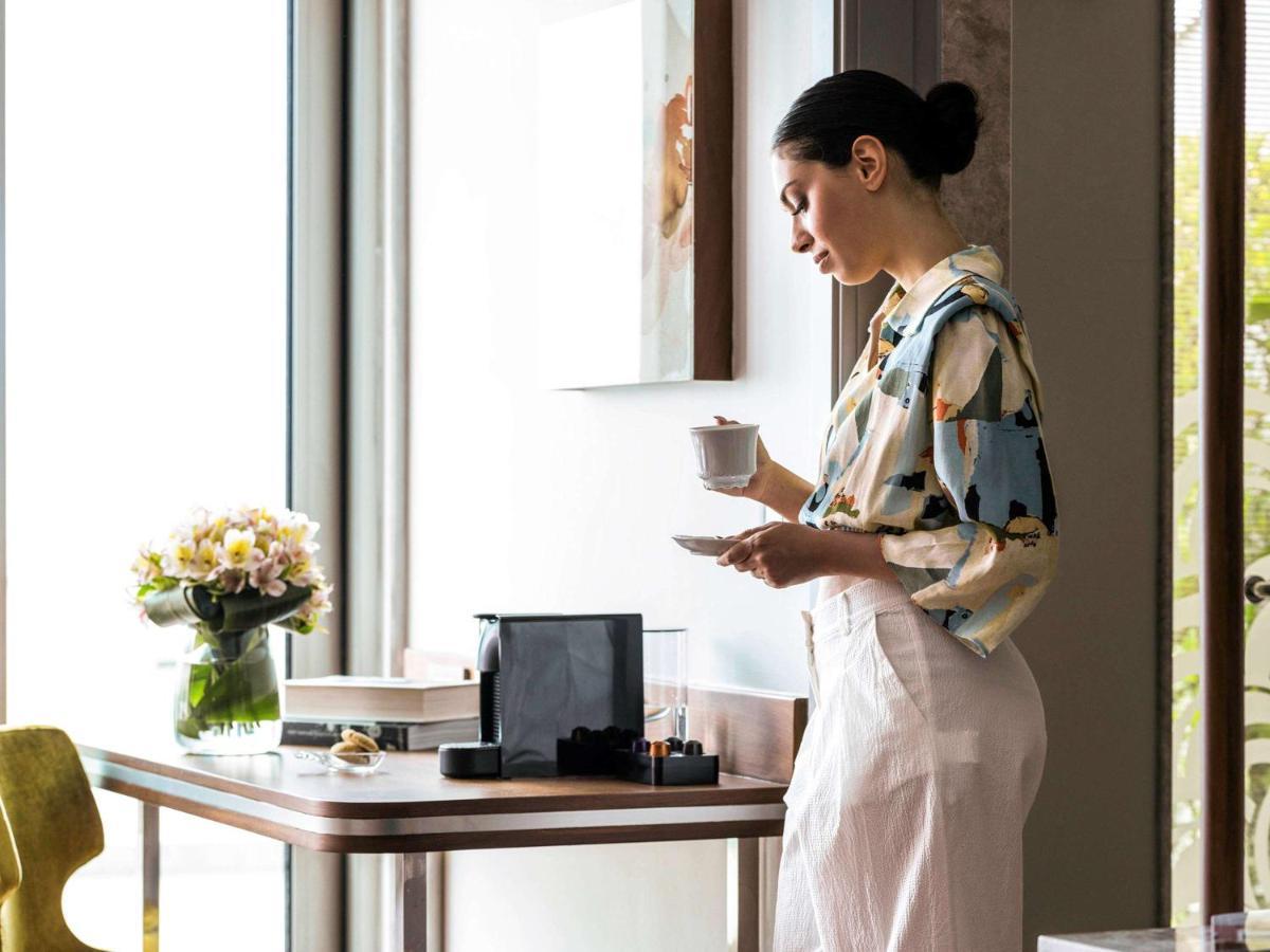 The Artisan Hotel Istanbul - Mgallery Collection Exteriér fotografie A woman using a Nespresso machine