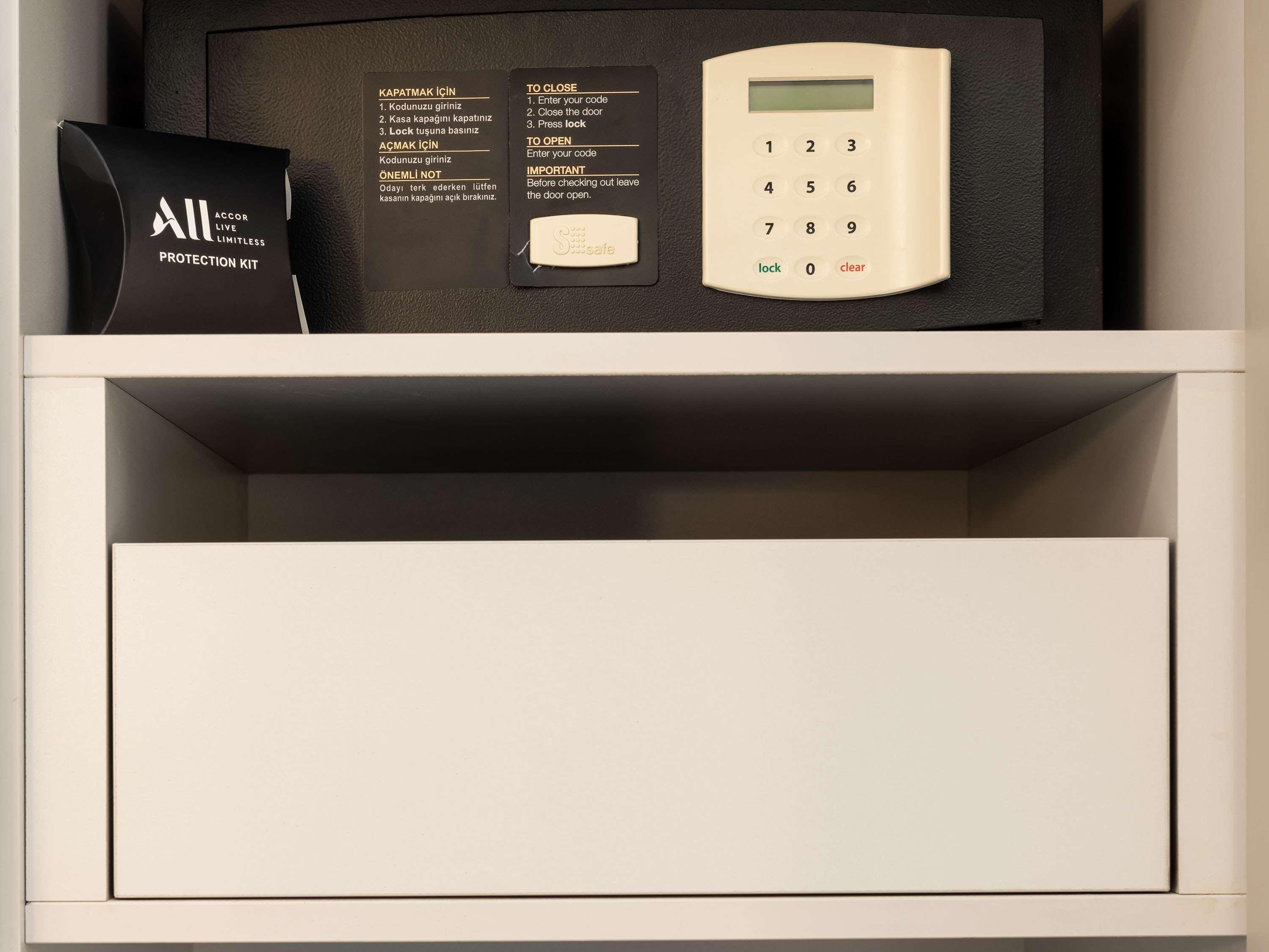 The Artisan Hotel Istanbul - Mgallery Collection Exteriér fotografie A safe in a hotel room