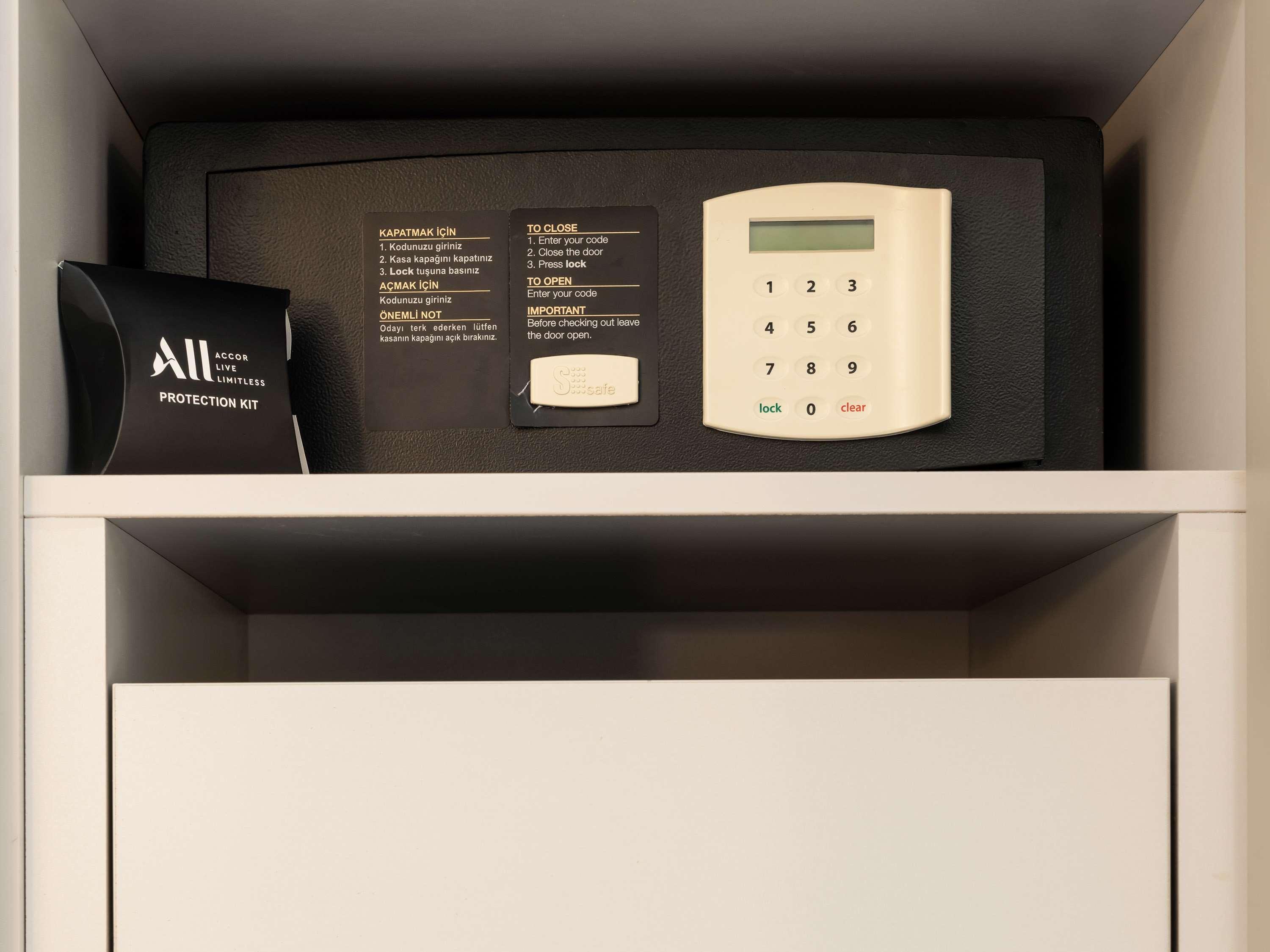 The Artisan Hotel Istanbul - Mgallery Collection Exteriér fotografie A safe in a hotel room