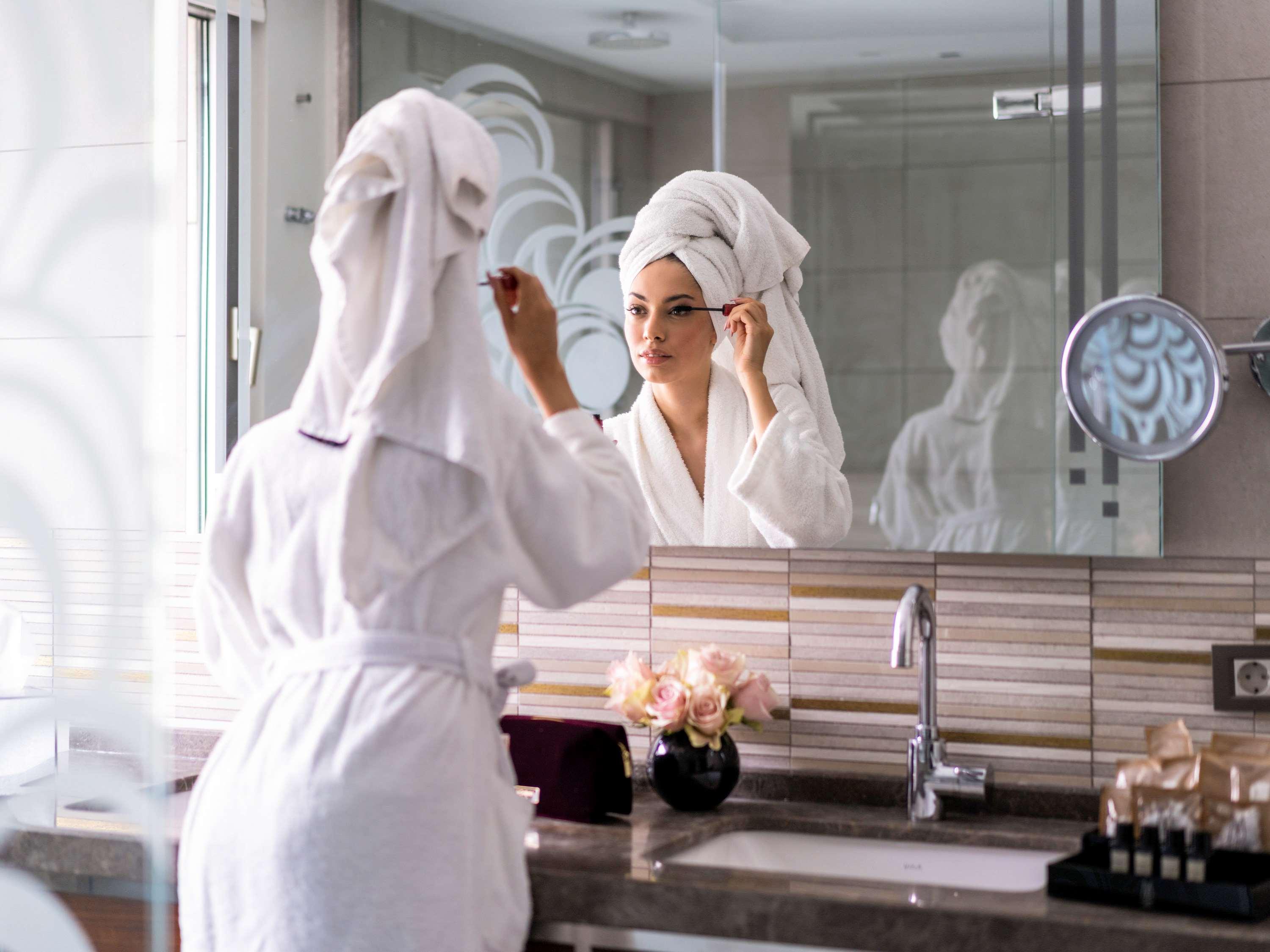 The Artisan Hotel Istanbul - Mgallery Collection Exteriér fotografie A woman applying makeup