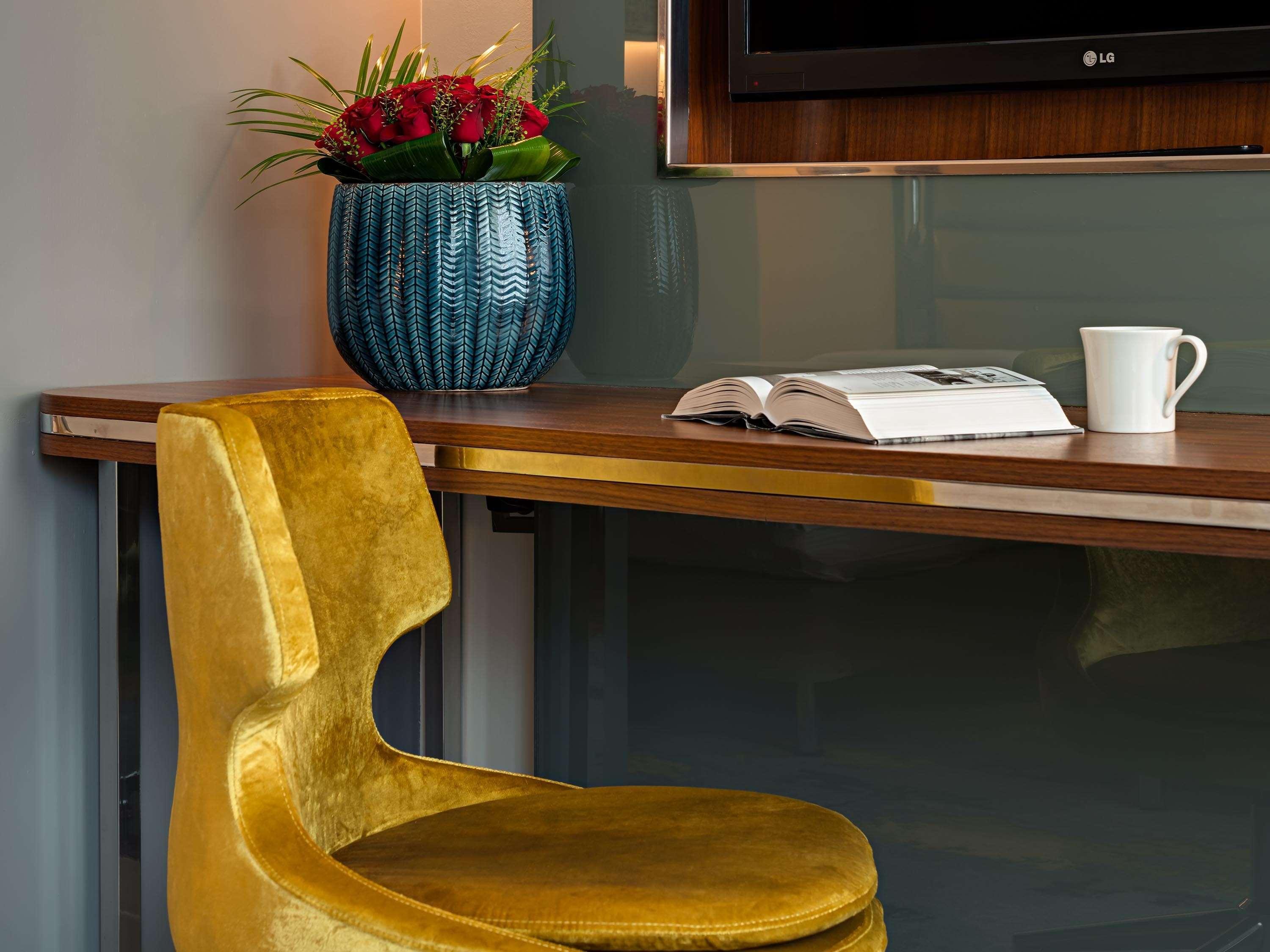 The Artisan Hotel Istanbul - Mgallery Collection Exteriér fotografie A chair upholstered in velvet
