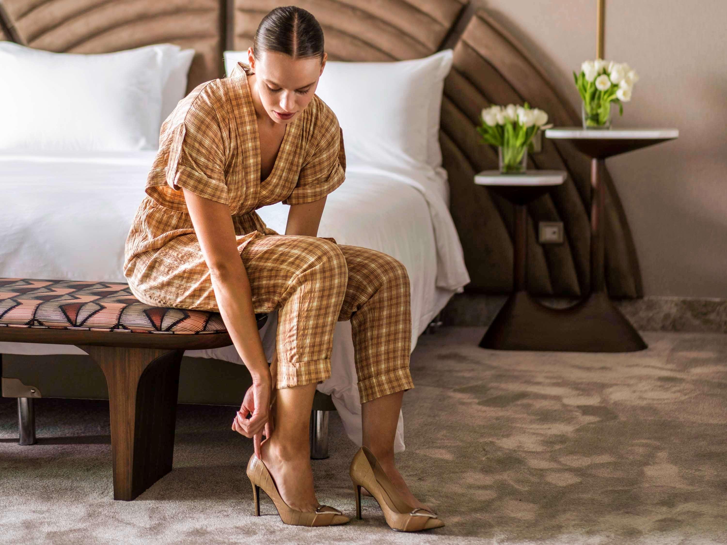 The Artisan Hotel Istanbul - Mgallery Collection Exteriér fotografie A woman putting on shoes
